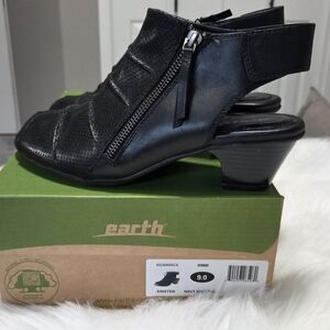 NEW IN BOX - Earth Women's Black Heeled Sandals